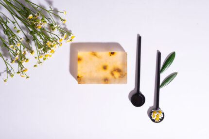 Χειροποίητο Σαπούνι SOAP CHAMOMILE με Βιολογικό Λάδι Ελιάς & Εκχύλισμα Χαμομηλιού 100gr
